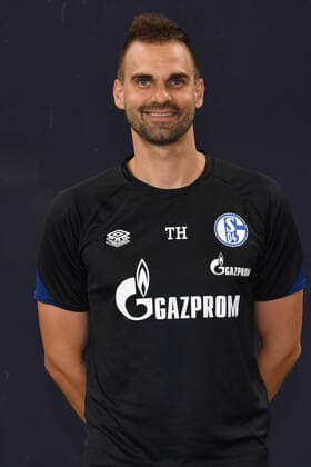 Physiotherapeut Tim Hielscher; FC Schalke 04; 1.BL, Porträttermin 2021 2022 Gelsenkirchen Nordrhein-Westfalen Deutschland