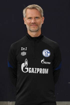 Dr. Patrick Ingelfinger; FC Schalke 04; 1.BL, Porträttermin 2021 2022 Gelsenkirchen Nordrhein-Westfalen Deutschland