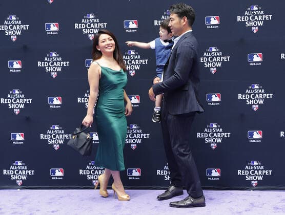 Seattle Mariners pitcher Yusei Kikuchi poses with his family at the MLB, Baseball Herren, USA All-Star Red Carpet Show at Coors Field in Denver, Colorado, on Tuesday, July 13, 2021.  DEN20210713512 BOBxSTRONG