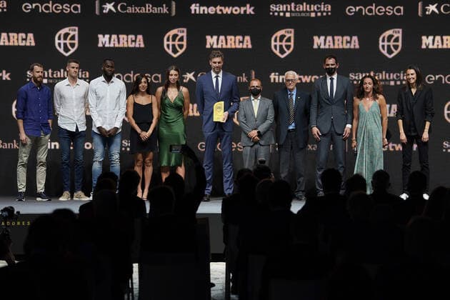 II Spanish Basketball Gala. Sergio Rodriguez, award to the best national player in international competition; Xabi Lopez-Arostegui, award to the best national player; Usman Garuba, award for the best play of the season and award for the young player with the greatest projection; Cristina Ouvina, award to the best national player; Raquel Carrera, award for the young woman player with the greatest projection and award for the best play of the season ; Pau Gasol, Special Award; Juan Ignacio Gallardo, MARCA s Director; Lolo Sainz, Legend Award; Jorge Garbajosa, FEB s President; Laia Palau, Special Award and Alba Torrens, award to the best national player in international competition. July 13,2021. (20210713354)
