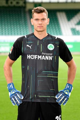 07.07.2021 - SpVgg Greuther Fürth ( Kleeblatt Spielvereinigung ) - 1. Fussball Bundesliga - Saison 2021 2022 - Fototermin Porträttermin - - Einzelbild Einzelfoto Portrait Porträt Kopfbild - Leon Schaffran (25, SpVgg Greuther Fürth )