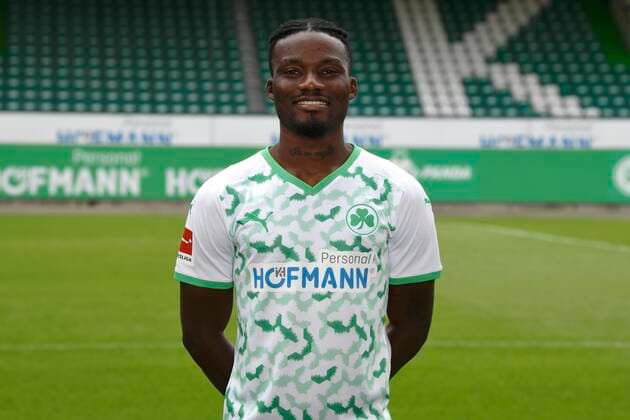 07.07.2021 - SpVgg Greuther Fürth ( Kleeblatt Spielvereinigung ) - 1. Fussball Bundesliga - Saison 2021 2022 - Fototermin Porträttermin - - Einzelbild Einzelfoto Portrait Porträt Kopfbild - Hans Nunoo Sarpei (14, SpVgg Greuther Fürth )