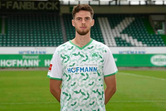 07.07.2021 - SpVgg Greuther Fürth ( Kleeblatt Spielvereinigung ) - 1. Fussball Bundesliga - Saison 2021 2022 - Fototermin Porträttermin - - Einzelbild Einzelfoto Portrait Porträt Kopfbild - Anton Stach (24, SpVgg Greuther Fürth )