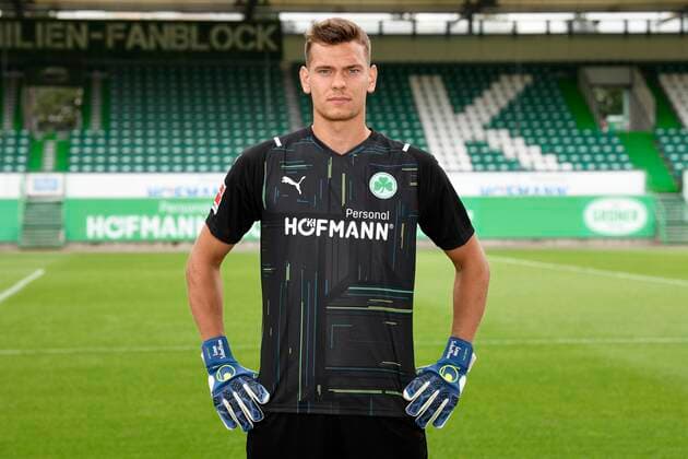 07.07.2021 - SpVgg Greuther Fürth ( Kleeblatt Spielvereinigung ) - 1. Fussball Bundesliga - Saison 2021 2022 - Fototermin Porträttermin - - Einzelbild Einzelfoto Portrait Porträt Kopfbild - Leon Schaffran (25, SpVgg Greuther Fürth )