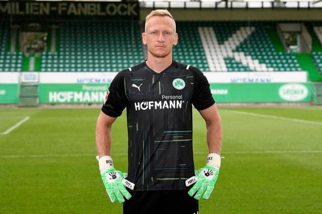 07.07.2021 - SpVgg Greuther Fürth ( Kleeblatt Spielvereinigung ) - 1. Fussball Bundesliga - Saison 2021 2022 - Fototermin Porträttermin - - Einzelbild Einzelfoto Portrait Porträt Kopfbild - Sascha Burchert (30, SpVgg Greuther Fürth )