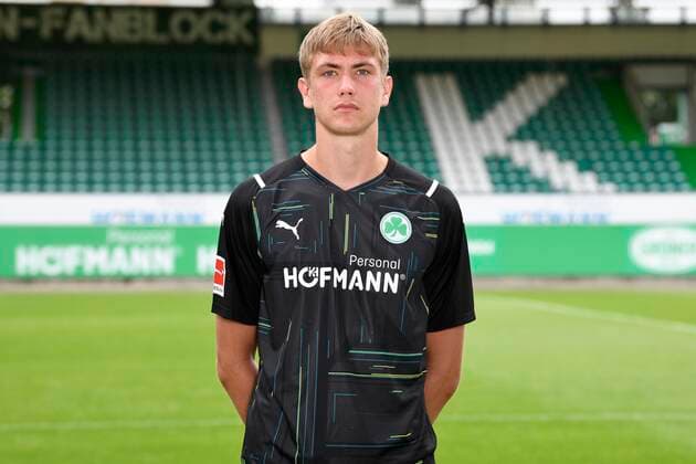 07.07.2021 - SpVgg Greuther Fürth ( Kleeblatt Spielvereinigung ) - 1. Fussball Bundesliga - Saison 2021 2022 - Fototermin Porträttermin - - Einzelbild Einzelfoto Portrait Porträt Kopfbild - Lasse Schulz ( SpVgg Greuther Fürth )