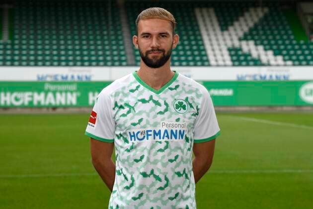 07.07.2021 - SpVgg Greuther Fürth ( Kleeblatt Spielvereinigung ) - 1. Fussball Bundesliga - Saison 2021 2022 - Fototermin Porträttermin - - Einzelbild Einzelfoto Portrait Porträt Kopfbild - Simon Asta (2, SpVgg Greuther Fürth )