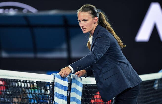 Mandatory Credit: Photo by James Gourley BPI Shutterstock (10064538y) Eva Asderaki-Moore, the match umpire, dries the net in Rod Laver Arena after rain Australian Open 2019, Day Four, Tennis, Melbourne Park, Melbourne, Australia - 17 Jan 2019 Australian Open 2019, Day Four, Tennis, Melbourne Park, Melbourne, Australia - 17 Jan 2019 Copyright: xJamesxGourley BPI Shutterstockx 10064538y