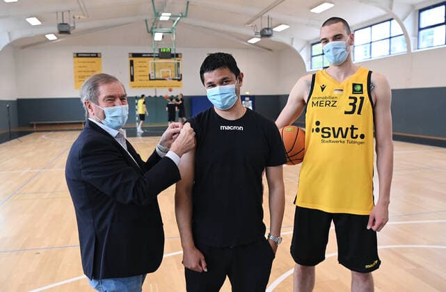 Basketball 2. Bundesliga 2021 2022 14.07.2021 Corona-Impfkampagne: Gib dem Virus einen Korb, jetzt Impftermin vereinbaren! Eine Aktion der Tigers Tuebingen, des Universitaetsklinikum Tuebingen (UKT) und des Landkreis Tuebingen. Prof. Dr. Michael Bamberg (li, Leitender Aerztlicher Direktor und Vorstandsvorsitzender Universitaetsklinikum Tuebingen UKT und Vorstandsvorsitzender ProBasket Tuebingen AG) mit Trainer Daniel Jansson (Mitte, Tigers) und Daniel Keppeler (re, Tigers)