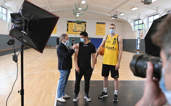 Basketball 2. Bundesliga 2021 2022 14.07.2021 Corona-Impfkampagne: Gib dem Virus einen Korb, jetzt Impftermin vereinbaren! Eine Aktion der Tigers Tuebingen, des Universitaetsklinikum Tuebingen (UKT) und des Landkreis Tuebingen. Prof. Dr. Michael Bamberg (li, Leitender Aerztlicher Direktor und Vorstandsvorsitzender Universitaetsklinikum Tuebingen UKT und Vorstandsvorsitzender ProBasket Tuebingen AG) mit Trainer Daniel Jansson (Mitte, Tigers) und Daniel Keppeler (re, Tigers)