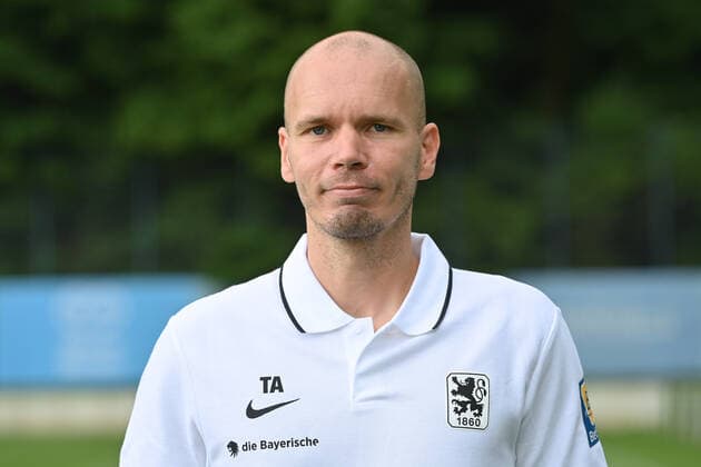 Physiotherapeut Tobias ADAMS (TSV 1860 Muenchen). 3.Liga,Portraettermin 2021 2022