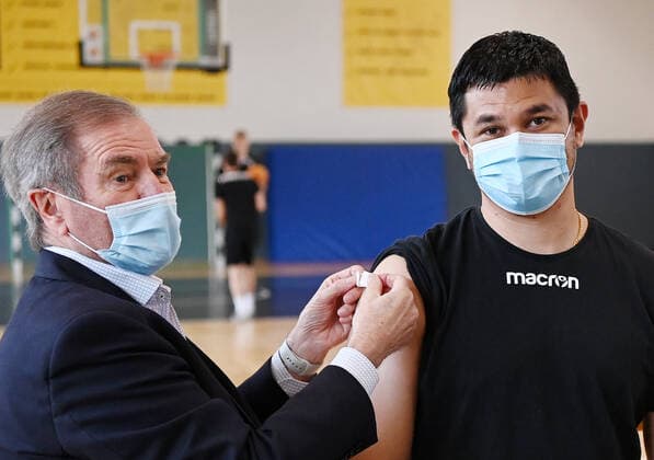 Basketball 2. Bundesliga 2021 2022 14.07.2021 Corona-Impfkampagne: Gib dem Virus einen Korb, jetzt Impftermin vereinbaren! Eine Aktion der Tigers Tuebingen, des Universitaetsklinikum Tuebingen (UKT) und des Landkreis Tuebingen. Prof. Dr. Michael Bamberg (li, Leitender Aerztlicher Direktor und Vorstandsvorsitzender Universitaetsklinikum Tuebingen UKT und Vorstandsvorsitzender ProBasket Tuebingen AG) mit Trainer Daniel Jansson (Tigers)