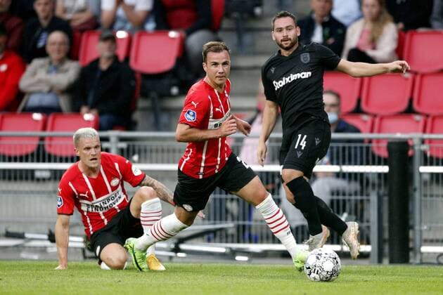 Bilder des Jahres 2021, Sport 07. Juli Sport Themen der Woche KW28 Sport Bilder des Tages EINDHOVEN - (lr) Philipp Max of PSV Eindhoven, Mario Gotze of PSV Eindhoven, Andrija Zivkovic or Paok FC during the friendly match between PSV Eindhoven and PAOK FC at Phillips stadium on July 14, 2021 in Eindhoven, Netherlands. ANP JEROEN PUTMANS International Friendly, 2021 2022 xVIxANPxSportx xxANPxIVx *** EINDHOVEN lr Philipp Max of PSV Eindhoven, Mario Gotze of PSV Eindhoven, Andrija Zivkovic of Paok FC during the friendly match between PSV Eindhoven and PAOK FC at Phillips stadium on July 14, 2021 in Eindhoven, Netherlands ANP JEROEN PUTMANS International Friendly 2021 2022 xVIxANPxSportx xxANPxIVx 433921150