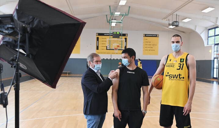 Basketball 2. Bundesliga 2021 2022 14.07.2021 Corona-Impfkampagne: Gib dem Virus einen Korb, jetzt Impftermin vereinbaren! Eine Aktion der Tigers Tuebingen, des Universitaetsklinikum Tuebingen (UKT) und des Landkreis Tuebingen. Prof. Dr. Michael Bamberg (li, Leitender Aerztlicher Direktor und Vorstandsvorsitzender Universitaetsklinikum Tuebingen UKT und Vorstandsvorsitzender ProBasket Tuebingen AG) mit Trainer Daniel Jansson (Mitte, Tigers) und Daniel Keppeler (re, Tigers)