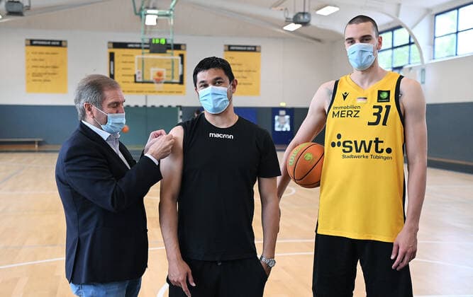 Sport Bilder des Tages Basketball 2. Bundesliga 2021 2022 14.07.2021 Corona-Impfkampagne: Gib dem Virus einen Korb, jetzt Impftermin vereinbaren! Eine Aktion der Tigers Tuebingen, des Universitaetsklinikum Tuebingen (UKT) und des Landkreis Tuebingen. Prof. Dr. Michael Bamberg (li, Leitender Aerztlicher Direktor und Vorstandsvorsitzender Universitaetsklinikum Tuebingen UKT und Vorstandsvorsitzender ProBasket Tuebingen AG) mit Trainer Daniel Jansson (Mitte, Tigers) und Daniel Keppeler (re, Tigers)