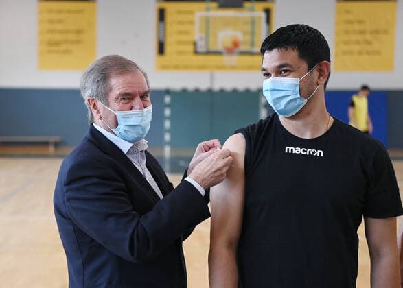 Basketball 2. Bundesliga 2021 2022 14.07.2021 Corona-Impfkampagne: Gib dem Virus einen Korb, jetzt Impftermin vereinbaren! Eine Aktion der Tigers Tuebingen, des Universitaetsklinikum Tuebingen (UKT) und des Landkreis Tuebingen. Prof. Dr. Michael Bamberg (li, Leitender Aerztlicher Direktor und Vorstandsvorsitzender Universitaetsklinikum Tuebingen UKT und Vorstandsvorsitzender ProBasket Tuebingen AG) mit Trainer Daniel Jansson (Tigers)