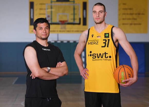 Basketball 2. Bundesliga 2021 2022 14.07.2021 Corona-Impfkampagne: Gib dem Virus einen Korb, jetzt Impftermin vereinbaren! Eine Aktion der Tigers Tuebingen, des Universitaetsklinikum Tuebingen (UKT) und des Landkreis Tuebingen. Trainer Daniel Jansson (li, Tigers) und Daniel Keppeler (re, Tigers)