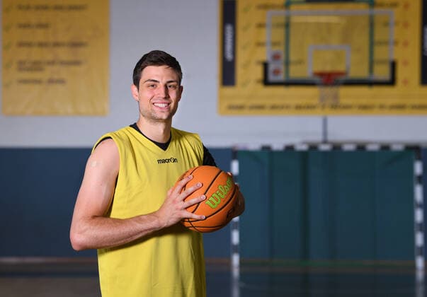 Basketball 2. Bundesliga 2021 2022 14.07.2021 Corona-Impfkampagne: Gib dem Virus einen Korb, jetzt Impftermin vereinbaren! Eine Aktion der Tigers Tuebingen, des Universitaetsklinikum Tuebingen (UKT) und des Landkreis Tuebingen. Mateo Seric (Tigers)