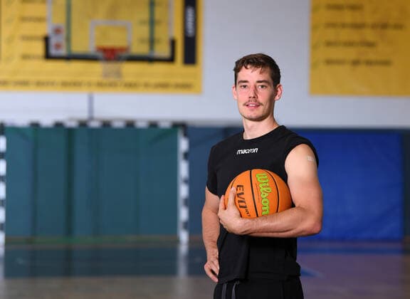 Basketball 2. Bundesliga 2021 2022 14.07.2021 Corona-Impfkampagne: Gib dem Virus einen Korb, jetzt Impftermin vereinbaren! Eine Aktion der Tigers Tuebingen, des Universitaetsklinikum Tuebingen (UKT) und des Landkreis Tuebingen. Gianni Otto (Tigers)