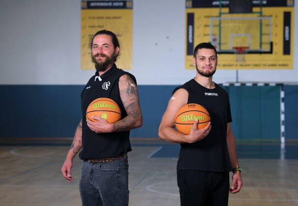 Basketball 2. Bundesliga 2021 2022 14.07.2021 Corona-Impfkampagne: Gib dem Virus einen Korb, jetzt Impftermin vereinbaren! Eine Aktion der Tigers Tuebingen, des Universitaetsklinikum Tuebingen (UKT) und des Landkreis Tuebingen. Jugendtrainer Manu Pasios (li) und Co-Trainer Hussain Dassouk
