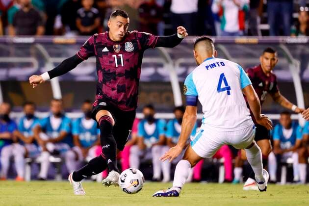 Jose Pinto (R) of Guatemala vies for the ball with Rogelio Funes Mori of Mexico during the Gold Cup group phase soccer match at Cotton Bowl stadium in Dallas, USA, 14 July 2021. Guatemala vs. Mexico !ACHTUNG: NUR REDAKTIONELLE NUTZUNG!  Copyright: xCarlosxRamírezx AMDEP7224 20210715-71b4d90219e0ed3f6a96bebbeeadfcc189d00ae4