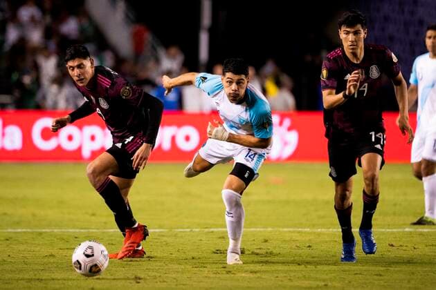 Darwin Lom (C) of Guatemala vies for the ball with Edson Alvarez (L) and Erick Gutierrez of Mexico during the Gold Cup group phase soccer match at Cotton Bowl stadium in Dallas, USA, 14 July 2021. Guatemala vs. Mexico !ACHTUNG: NUR REDAKTIONELLE NUTZUNG!  Copyright: xCarlosxRamírezx AMDEP7231 20210715-5563e2389e0887224951e470dd78de52056401bd