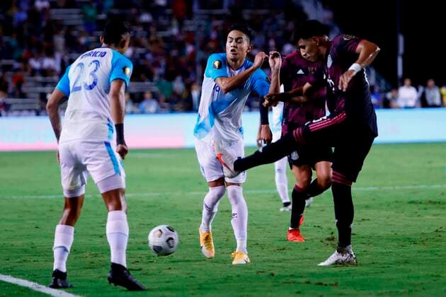 Oscar Santis (C) of Guatemala vies for the ball with Jesus Gallardo of Mexico during the Gold Cup group phase soccer match at Cotton Bowl stadium in Dallas, USA, 14 July 2021. Guatemala vs. Mexico !ACHTUNG: NUR REDAKTIONELLE NUTZUNG!  Copyright: xCarlosxRamírezx AMDEP7239 20210715-09b4a72adef139254bd0f954cd28e1f2a92c29f2
