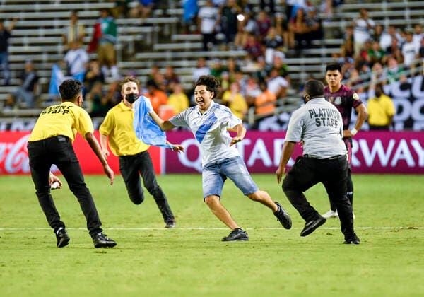 Sport Bilder des Tages Jul 14, 2021: A fan runs on the field and tries to escape security before being caught during a CONCACAF Gold Cup game between Mexico and Guatemala at the Cotton Bowl Stadium in Dallas, TX Mexico defeated Guatemala 3-0 CSM Dallas USA - ZUMAcp2_ 20210714_zaf_cp2_014 Copyright: xAlbertxPenax