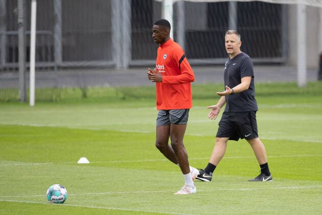 Training Eintracht Frankfurt Sondertraining des angeschlagenen Felix Irorere (Eintracht Frankfurt, 42) mit Physiotherapeut Benjamin Sommer. Training von Eintracht Frankfurt am 14. Juli 2021 im Deutsche Bank Park in Frankfurt am Main. - Nach Vorgaben der DFL, Deutsche Fußball Liga, ist es untersagt, in dem Stadion und oder vom Spiel angefertigte Fotoaufnahmen in Form von Sequenzbildern und oder videoähnlichen Fotostrecken zu verwerten bzw. verwerten zu lassen., Frankfurt am Main Hessen Deutschland Deutsche Bank Park *** Training Eintracht Frankfurt Special training of the injured Felix Irorere Eintracht Frankfurt, 42 with physiotherapist Benjamin Sommer Training of Eintracht Frankfurt on 14 July 2021 at Deutsche Bank Park in Frankfurt am Main According to the requirements of the DFL, German Football League, it is prohibited in the stadium and or from the game made photographs in the form of sequence pictures and or video-like photo series to exploit or to let exploit , Frankfurt am Main Hesse Germany Deutsche Bank Park