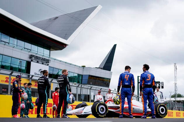 July 15, 2021, Towcester, Great Britain: The 2021 Formula 1 Drivers look at the 2022 Formula 1 Car during preparations of the 2021 FIA Formula 1 British Grand Prix at Silverstone Circuit in Towcester, Great Britain. Towcester Great Britain - ZUMAg147 20210715_zap_g147_051 Copyright: xJamesxGasperottix