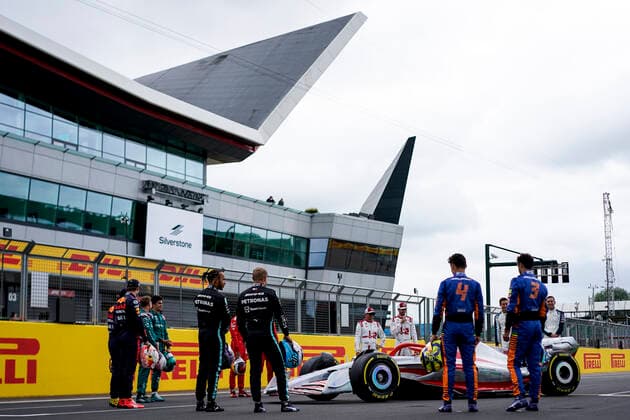 July 15, 2021, Towcester, Great Britain: The 2021 Formula 1 drivers looks at the 2022 Formula 1 car during preparations of the at Silverstone Circuit in Towcester, Great Britain. Towcester Great Britain - ZUMAg147 20210715_zap_g147_061 Copyright: xJamesxGasperottix