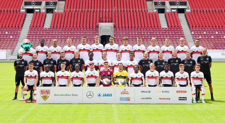 FUSSBALL 1. BUNDESLIGA SAISON 2021 2022 12.07.2021 Fototermin beim VfB Stuttgart, Teambild in der Mercedes Benz Arena: Philipp Klement, Tanguy Coulibaly, Erik Thommy, Momo CissÃ , Lilian Egloff, Fabian Bredlow, Jens Grahl, Mohamed Sankoh, Jordan Meyer, Orel Mangala, Mateo Klimowicz, Ömer Faruk Beyaz (vorn v.li.) Dino Poimann, Marcus Fregin, Matthias Schiffers, Martin Franz, Oliver Bartlett, Naouirou Ahamada, Pascal Stenzel, Darko Churlinov, Daniel Didavi, Steffen Krebs, Michael Kammermeyer, Peter Perchtold, Michael Wimmer, Pellegrino Matarazzo (Mitte v.li.) Maskottchen Fritzle, Clinton Mola, Nikolas Nartey, Waldemar Anton, Dinos Mavropanos, Atakan Karazor, Hamadi Al Ghaddioui, Hiroki Ito, Philipp Förster, Borna Sosa, Marc Oliver Kempf, Luca Mack, Roberto Massimo (hinten v.li.)