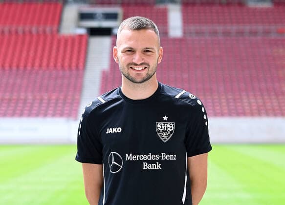 FUSSBALL 1. BUNDESLIGA SAISON 2021 2022 12.07.2021 Fototermin beim VfB Stuttgart in der Mercedes Benz Arena: Spielanalyst Maxililian Lesser