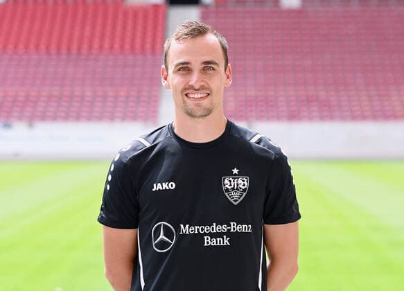 FUSSBALL 1. BUNDESLIGA SAISON 2021 2022 12.07.2021 Fototermin beim VfB Stuttgart in der Mercedes Benz Arena: Leistungsanalyst Emiel Schulze