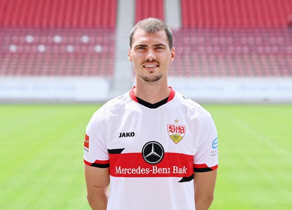 FUSSBALL 1. BUNDESLIGA SAISON 2021 2022 12.07.2021 Fototermin beim VfB Stuttgart in der Mercedes Benz Arena: Pascal Stenzel