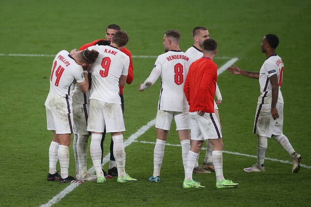 Bilder des Jahres 2021, Sport 07. Juli Italy v England UEFA EURO, EM, Europameisterschaft,Fussball 2020 The England players console Bukayo Saka of England after he misses his spot kick at the end of the UEFA Euro 2020 final match at Wembley Stadium, London Content Not Available For UK Newspapers Copyright: xPaulxChestertonx FIL-15659-0834