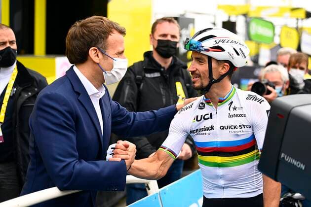 Sport Themen der Woche KW28 Sport Bilder des Tages LUZ ARDIDEN, FRANCE - JULY 15 : Emmanuel Macron, President of France and ALAPHILIPPE Julian (FRA) of DECEUNINCK - QUICK-STEP during stage 18 of the 108th edition of the 2021 Tour de France cycling race, a stage of 129,7 kms between Pau and Luz Ardiden. on July 15, 2021 in Luz Ardiden, France, 15 07 2021 CYCLISME : 108e edition Tour de France 2021 - Etape 18 - Pau a Luz Ardiden - 15 07 2021 PhotoNews Panoramic 