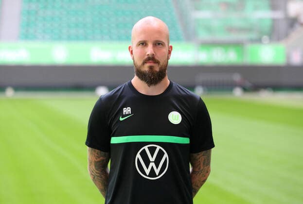 VfL Fototermin Wolfsburg, 13.07.2021, FUßBALL - VfL Wolfsburg, Bundesliga, Fototermin, Saison 2021 2022. Videoanalyst Alex Abresch (VfL Wolfsburg) Wolfsburg