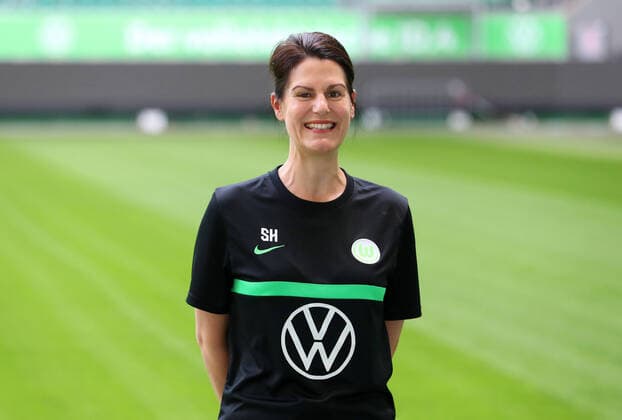 VfL Fototermin Wolfsburg, 13.07.2021, FUßBALL - VfL Wolfsburg, Bundesliga, Fototermin, Saison 2021 2022. Yoga Trainerin Stephanie Harrer (VfL Wolfsburg) Wolfsburg