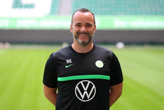 VfL Fototermin Wolfsburg, 13.07.2021, FUßBALL - VfL Wolfsburg, Bundesliga, Fototermin, Saison 2021 2022. Chiropraktor Alexander Steinbrenner (VfL Wolfsburg) Wolfsburg