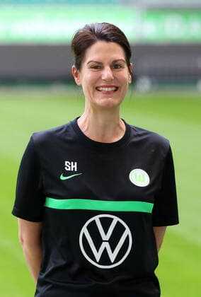 VfL Fototermin Wolfsburg, 13.07.2021, FUßBALL - VfL Wolfsburg, Bundesliga, Fototermin, Saison 2021 2022. Yoga Trainerin Stephanie Harrer (VfL Wolfsburg) Wolfsburg