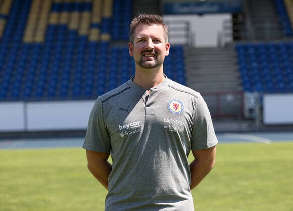 Internist Simon Fitzner; Eintracht Braunschweig; 3.Liga, Portraettermin 2021 2022