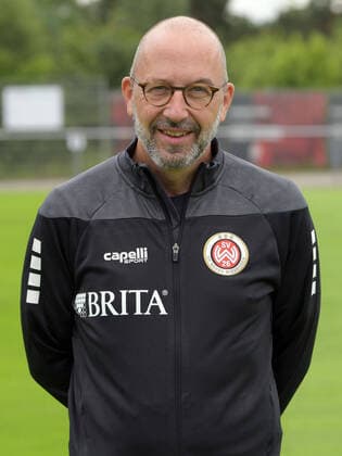 15.07.2021, xjhx, Fussball 3.Liga, SV Wehen Wiesbaden Porträt - Porträttermin 2021 2022 emspor, v.l. Mannschaftsarzt Dr. Achim Bitschnau (DFL DFB REGULATIONS PROHIBIT ANY USE OF PHOTOGRAPHS as IMAGE SEQUENCES and or QUASI-VIDEO) Wehen
