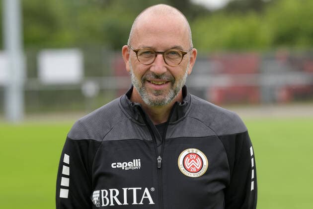 15.07.2021, xjhx, Fussball 3.Liga, SV Wehen Wiesbaden Porträt - Porträttermin 2021 2022 emspor, v.l. Mannschaftsarzt Dr. Achim Bitschnau (DFL DFB REGULATIONS PROHIBIT ANY USE OF PHOTOGRAPHS as IMAGE SEQUENCES and or QUASI-VIDEO) Wehen