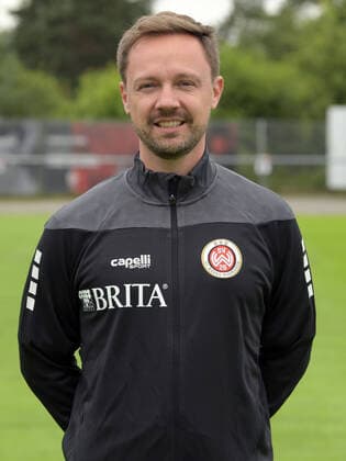 15.07.2021, xjhx, Fussball 3.Liga, SV Wehen Wiesbaden Porträt - Porträttermin 2021 2022 emspor, v.l. Mannschaftsarzt Dr. Michael Mueller (DFL DFB REGULATIONS PROHIBIT ANY USE OF PHOTOGRAPHS as IMAGE SEQUENCES and or QUASI-VIDEO) Wehen