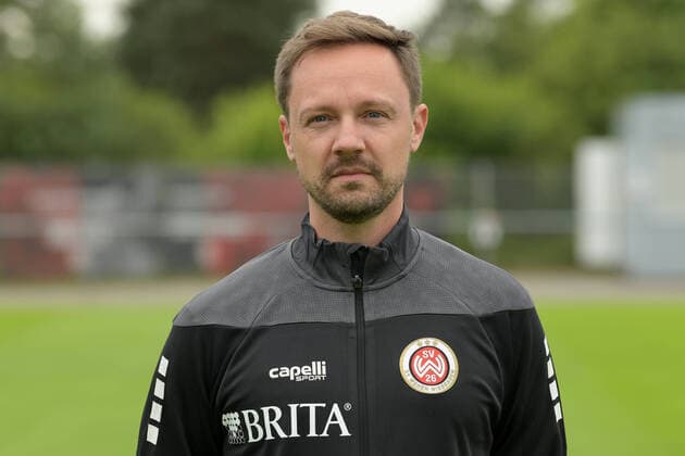 15.07.2021, xjhx, Fussball 3.Liga, SV Wehen Wiesbaden Porträt - Porträttermin 2021 2022 emspor, v.l. Mannschaftsarzt Dr. Michael Mueller (DFL DFB REGULATIONS PROHIBIT ANY USE OF PHOTOGRAPHS as IMAGE SEQUENCES and or QUASI-VIDEO) Wehen