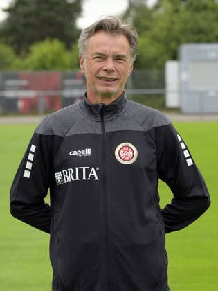 15.07.2021, xjhx, Fussball 3.Liga, SV Wehen Wiesbaden Porträt - Porträttermin 2021 2022 emspor, v.l. Mannschaftsarzt Hygienebeauftragter Dr. Tammo Quitzau (DFL DFB REGULATIONS PROHIBIT ANY USE OF PHOTOGRAPHS as IMAGE SEQUENCES and or QUASI-VIDEO) Wehen