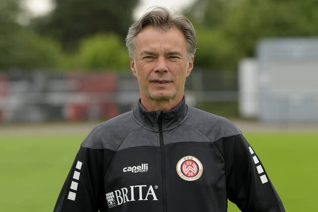 15.07.2021, xjhx, Fussball 3.Liga, SV Wehen Wiesbaden Porträt - Porträttermin 2021 2022 emspor, v.l. Mannschaftsarzt Hygienebeauftragter Dr. Tammo Quitzau (DFL DFB REGULATIONS PROHIBIT ANY USE OF PHOTOGRAPHS as IMAGE SEQUENCES and or QUASI-VIDEO) Wehen