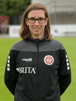 15.07.2021, xjhx, Fussball 3.Liga, SV Wehen Wiesbaden Porträt - Porträttermin 2021 2022 emspor, v.l. Teammanagerin Julia Wallraff (DFL DFB REGULATIONS PROHIBIT ANY USE OF PHOTOGRAPHS as IMAGE SEQUENCES and or QUASI-VIDEO) Wehen