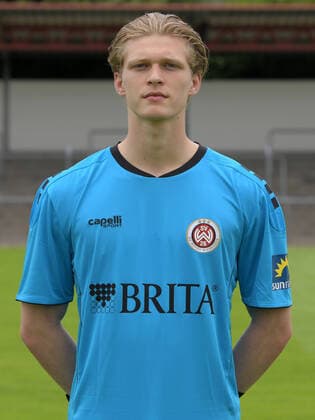 15.07.2021, xjhx, Fussball 3.Liga, SV Wehen Wiesbaden Porträt - Porträttermin 2021 2022 emspor, v.l. Lucas Becker (DFL DFB REGULATIONS PROHIBIT ANY USE OF PHOTOGRAPHS as IMAGE SEQUENCES and or QUASI-VIDEO) Wehen